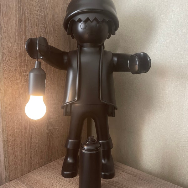 Figurine playmobil XXL pirate noir 65 cm  avec sa lampe à pile et bombe aérosol pour une décoration original Pop art design et unique