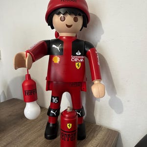 Playmobil XXL röd och svart Formel 1-förarfigur med batteridriven dragsnöre-strålkastare