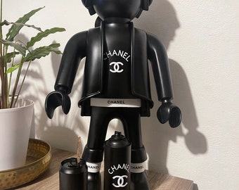 Figura pirata Playmobil XXL negra de 65 cm con su lata y aerosol para una original decoración de diseño Pop art