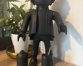 Figurine playmobil XXL pirate noir  65 cm avec sa couronne, sa canette et bombe aérosol en décoration