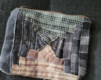 Log cabin change purse