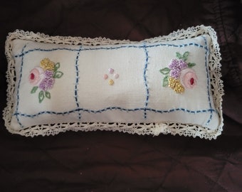 Embroidery pin cushion