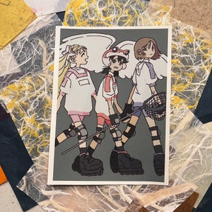 Könnte beinhalten: Drei Comicfiguren, zwei Mädchen und ein Junge, gehen zusammen. Das Mädchen links trägt ein weißes und rosafarbenes Outfit mit einem roten Stirnband. Das Mädchen rechts trägt ein blaues und weißes Outfit mit einem roten Stirnband. Der Junge trägt ein rotes und weißes Outfit mit einem roten Stirnband. Sie halten alle Netze und gehen auf einem grauen Hintergrund.