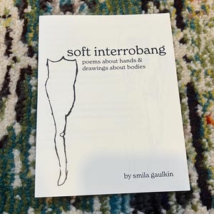 Puede incluir: Una cubierta de libro blanca con el título "soft interrobang" y el texto "poemas sobre manos & dibujos sobre cuerpos" de "smilla gaulkin". Un dibujo de línea negra de una persona está en el lado izquierdo de la cubierta.