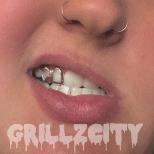 Custom Fit Grillz 2 Zähne mit Herz oder Stern offenes Gesicht Grillz Reißzähne / 925er Silber Slugs Grillz mit Reißzähnen mit kostenlosem Formkit versandkostenfrei