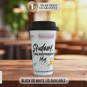 Könnte beinhalten: Weißer Reisebecher mit schwarzem Deckel, mit dem Text "Student Daily Affirmations Mug". Der Becher enthält Regenbogen-, Scheren- und Bleistiftgrafiken. Der Text "Believe in yourself!" und "Stay focused and determined" sind ebenfalls vorhanden.