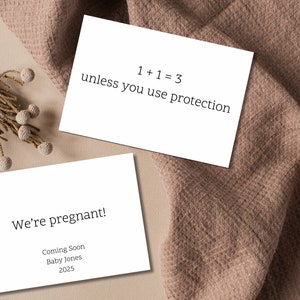 Tarjeta divertida con la frase 1 más 1 igual a 3/tarjeta divertida con protección contra el desgaste/tarjeta divertida con el recién nacido "Adivina quién"/tarjeta con humor sobre la ovulación/tarjeta divertida con "Hacemos tres"