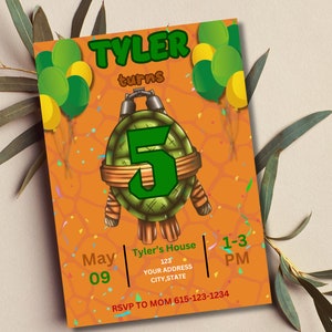 Puede incluir: Una invitación de cumpleaños verde y naranja para un niño que cumple cinco años. La invitación presenta una tortuga de dibujos animados con el número cinco en su caparazón. El texto de la invitación dice "Tyler cumple 5 años" e incluye la fecha, la hora y el lugar de la fiesta. También se incluye la información de RSVP.