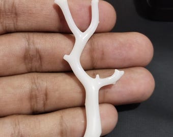 Ramo di corallo giapponese bianco latte: pietra preziosa: corallo di barriera naturale lucidato (59 mm)