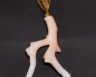 Pendentif corail japonais blanc : boucle en laiton plaqué or, bijoux artisanaux