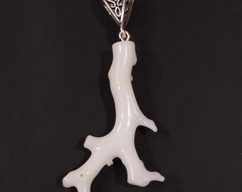 Colgante de coral japonés blanco lechoso: Joyería de plata de ley y latón