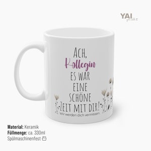 Pu&ograve; includere: Tazza in ceramica bianca con una scritta viola che recita "ACH, Kollegin ES WAR EINE SCHONE ZEIT MIT DIR! Wir werden dich vermissen." La tazza ha un motivo floreale con piccoli fiori bianchi.