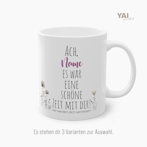 Pu&ograve; includere: Una tazza in ceramica bianca con testo nero che recita "ACH, Name ES WAR EINE SCH&Ouml;NE ZEIT MIT DIR! Wir werden dich vermissen." Il testo &egrave; circondato da un motivo floreale. La tazza ha un manico nero.