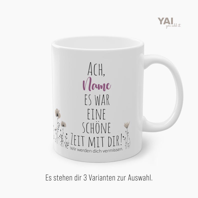 Pu&ograve; includere: Una tazza in ceramica bianca con testo nero che recita "ACH, Name ES WAR EINE SCH&Ouml;NE ZEIT MIT DIR! Wir werden dich vermissen." Il testo &egrave; circondato da un motivo floreale. La tazza ha un manico nero.