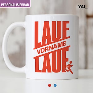 Könnte beinhalten: Weiße Keramik-Tasse mit rotem Design. Die Tasse zeigt das Wort "LAUF" in großen, fetten Buchstaben, mit "VORNAME" in der Mitte und "LAUF" wieder unten. Eine kleine rennende Figur ist ebenfalls enthalten. Das Wort "PERSONALISIERBAR" steht oben.