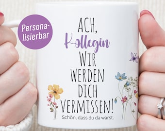 Puede incluir: Taza de cerámica blanca con un diseño floral y el texto "ACH, Kollegin WIR WERDEN DICH VERMISSEN! Schön, dass du da warst."