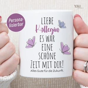Könnte beinhalten: Weiße Keramiktasse mit einem rosa Schmetterlingsdesign und dem Text "LIEBE KOLLEGIN ES WAR EINE SCHONE ZEIT MIT DIR! Alles Gute für die Zukunft."