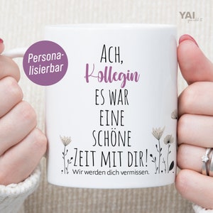Puede incluir: Taza de cerámica blanca con texto negro que dice "ACH, Kollegin ES WAR EINE SCHONE ZEIT MIT DIR! Wir werden dich vermissen." La taza tiene un diseño floral con pequeñas flores grises.