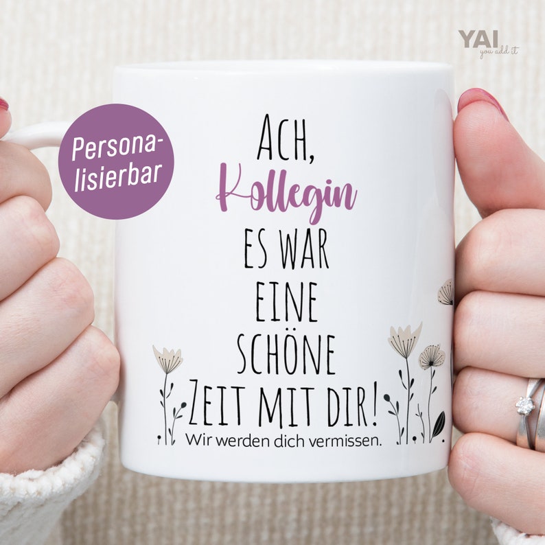 Pu&ograve; includere: Tazza in ceramica bianca con testo nero che recita "ACH, Kollegin ES WAR EINE SCHONE ZEIT MIT DIR! Wir werden dich vermissen." La tazza ha un motivo floreale con piccoli fiori grigi.