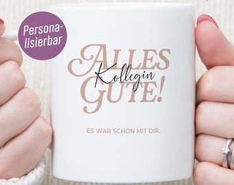 Könnte beinhalten: Weiße Keramiktasse mit schwarzem Text, der "Alles Gute! Kollegin. Es war schön mit dir." lautet. Der Text ist in einer kursiven Schriftart und in einer hellbraunen Farbe.