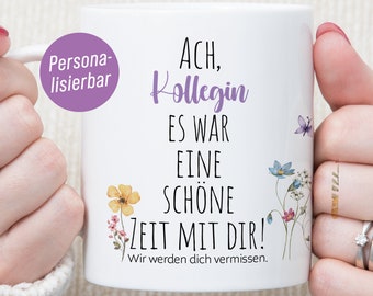 Puede incluir: Taza de cerámica blanca con un diseño floral y el texto "ACH, Kollegin ES WAR EINE SCHÖNE ZEIT MIT DIR! Wir werden dich vermissen."
