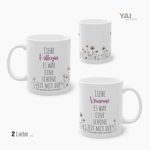 Pu&ograve; includere: Due tazze in ceramica bianca con disegni floreali. Il testo sulle tazze recita "Liebe Kollegin Es war eine sch&ouml;ne Zeit mit dir! Wir werden dich vermissen" e "Liebe Vorname Es war eine sch&ouml;ne Zeit mit dir! Wir werden dich vermissen."