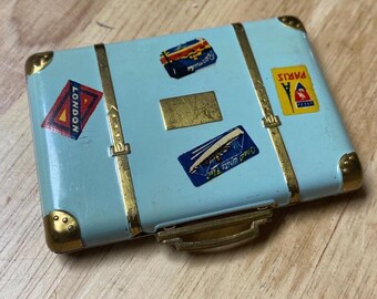 Estuche de maquillaje compacto vintage Cara Mia con temática de maleta, colorete en polvo azul aguamarina y temática de viaje.