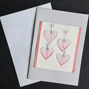 Biglietto di auguri per San Valentino con cuori, 5x7, interno vuoto, realizzato a mano, originale biglietto d'auguri con grafica acquerellata a forma di cuori, busta inclusa.