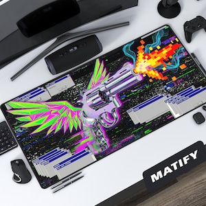 Può includere: Tappetino per mouse rettangolare con un design di un revolver cromato, ali verde neon e rosa e fiamme pixelate. Il design include effetti glitch e il testo "MATIFY" in bianco su sfondo nero.