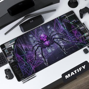 Alfombrilla de escritorio Cyber Spider Webcore / Alfombrilla de ratón para juegos con circuitos morado neón / Alfombrilla extendida gótica para desarrolladores / Regalo tecnológico vanguardista para la ciberseguridad