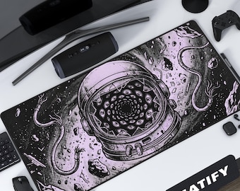 Alfombrilla de escritorio de astronauta de terror cósmico / Alfombrilla de ratón extendida Many Eyes Void / Alfombrilla de juego de ciencia ficción lavanda y negra / Configuración tecnológica de estética cósmica