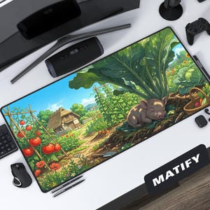 Może przedstawiać: Prostokątna podkładka pod mysz z kolorową ilustracją śpiącej świni pod dużą kapustą w ogrodzie. Scena obejmuje farmę, rośliny pomidorów i kosz warzyw. Podkładka pod mysz ma napis "MATIFY" w białej czcionce na czarnym prostokącie.