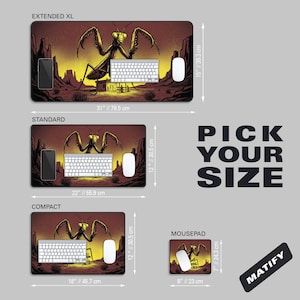 K&ouml;nnte beinhalten: Computer-Mauspads mit einer W&uuml;stenlandschaft und einer Illustration einer Gottesanbeterin. Erh&auml;ltlich in vier Gr&ouml;&szlig;en: Extended XL (79,5 cm x 39,3 cm), Standard (55,9 cm x 30,5 cm), Compact (45,7 cm x 30,5 cm) und Mousepad (23 cm x 24,3 cm). Text: "PICK YOUR SIZE".