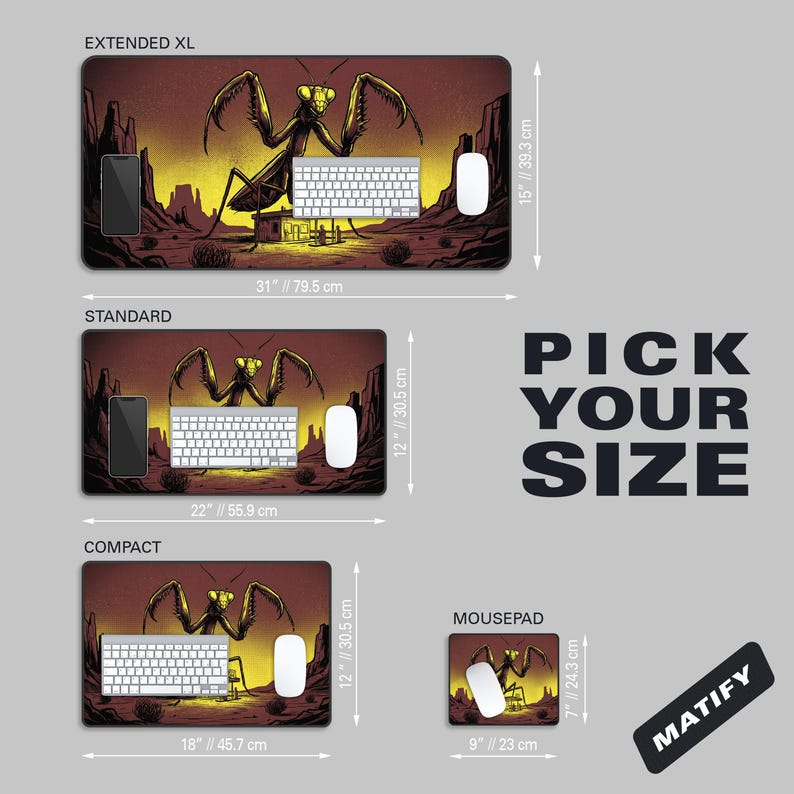 K&ouml;nnte beinhalten: Computer-Mauspads mit einer W&uuml;stenlandschaft und einer Illustration einer Gottesanbeterin. Erh&auml;ltlich in vier Gr&ouml;&szlig;en: Extended XL (79,5 cm x 39,3 cm), Standard (55,9 cm x 30,5 cm), Compact (45,7 cm x 30,5 cm) und Mousepad (23 cm x 24,3 cm). Text: "PICK YOUR SIZE".
