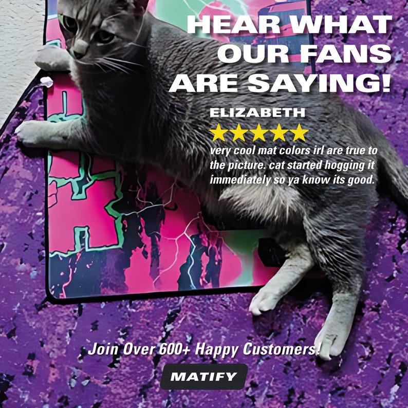 Op de afbeelding: Een rechthoekige bureaumat met een levendig roze, paars en zwart grafisch patroon. Een grijze kat ligt op de mat. Tekst: HEAR WHAT OUR FANS ARE SAYING! ELIZABETH, vijf gele sterren, een klantbeoordeling, Join Over 600+ Happy Customers! MATIFY.