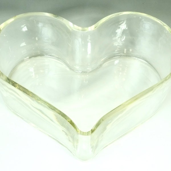 Ein Herz aus Glas Herzschale Glasherz Glasschale Blumenschale zum Valentinstag Glaskunst Second Hand für mehr Nachhaltigkeit