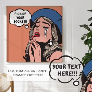 Może przedstawiać: Odbitka w stylu pop art przedstawiająca kobietę z niebieskimi włosami i niebieskim berecikiem, która płacze z tekstem "Pick up your socks!!!" w chmurce myślowej nad jej głową. Tekst "Your text here!!!" znajduje się w chmurce myślowej pod nią.