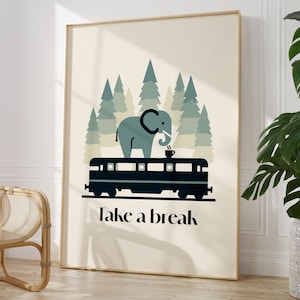 Peut inclure: Un éléphant bleu avec une tasse de café est assis sur un wagon de train noir dans une forêt d'arbres verts. Le texte "Take a break" est sous le wagon de train.