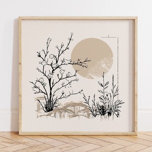 Pode incluir: Uma impressão emoldurada com um design minimalista que apresenta um desenho em preto e branco de uma árvore com flores e grama sobre um fundo bege.