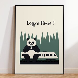 Könnte beinhalten: Ein schwarz-weißes Pandabär sitzt auf einem Gleis mit einer Tasse Kaffee in seinen Pfoten. Der Panda befindet sich vor einem grünen Wald und einem weißen Zug. Der Text "Coffee time!" steht über dem Panda.