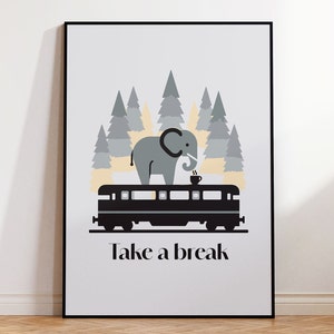 Peut inclure: Une illustration en noir et blanc d'un éléphant assis sur un wagon de train dans une forêt. L'éléphant tient une tasse de café. Le texte "Take a break" est sous le train.