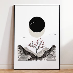 Op de afbeelding: Een abstracte kunstprint in zwart en wit met een gestileerde boom met rode bessen in het midden, omringd door bergen en een zwarte en witte cirkel in het bovenste deel van de print.