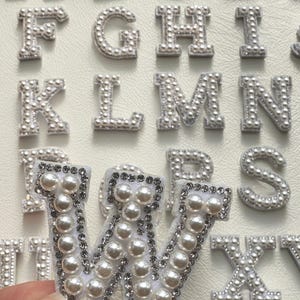 Parches de letras de perla blanca, parche personalizado de estampación en caliente con letras de perla blanca. Personaliza tu ropa, bolsos y zapatos. Parches con iniciales de perla.