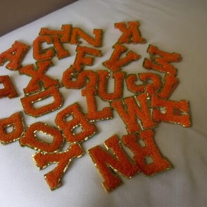 Parche de aplique con letras bordadas de chenilla con purpurina de la A a la Z, ribete de letras con purpurina dorada, parches de letras de chenilla para planchar en ropa, parche Dupe