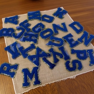 Parche de aplique con letras bordadas de chenilla con purpurina de la A a la Z, ribete de letras con purpurina dorada, parches de letras de chenilla para planchar en ropa, parche Dupe