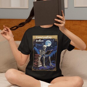 Chemise de lecture squelette Chemise de carte de tarot lecture après ma chemise du coucher Chemise mystique clair de lune Cadeau pour les amoureux des livres Cadeau livresques Couleurs confort