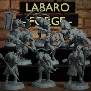 Könnte beinhalten: Ein Set aus acht grauen Plastik-Miniaturfiguren von wolfartigen Kreaturen, jede mit einzigartigen Waffen und Rüstungen. Die Figuren sind in verschiedenen Action-Posen dargestellt, und einige halten Waffen wie Schwerter, Speere und Bögen. Die Figuren stehen alle auf runden Sockeln.