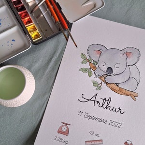 Póster del nacimiento de un koala, coloreado a mano con acuarela.