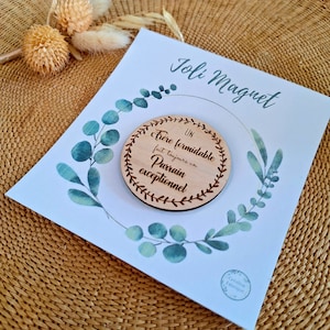 May include: A wooden magnet with the text "Un fr&egrave;re formidable fait toujours un parrain exceptionnel" in a circular frame. The magnet is on a white card with a green floral design.