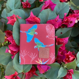 Mini Porte-monnaie femme illustré d’animaux, inspiré par les guacamayas  de la jungle amazonienne.